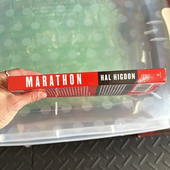 Marathon by Hal Higdon. Great condition. No marks on pages. Some wear on corners - Picture 4 of 4